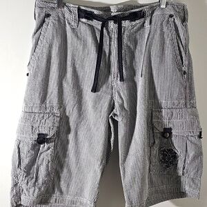 Marc Ecko mens Searsucker Cargo Shorts. Size 33. Gray/white.